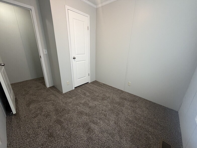Building Photo - 38060 Leverette Ave