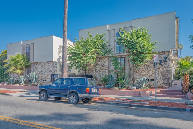 Primary Photo - 922-926 N Normandie Ave