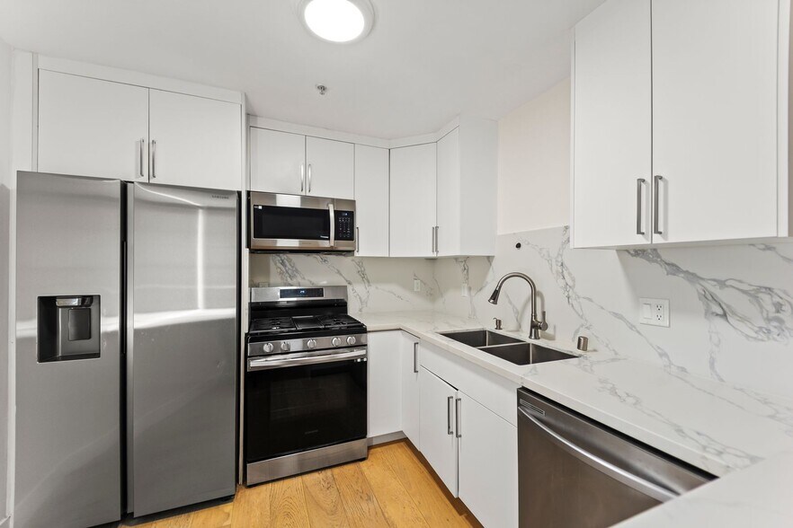 Building Photo - 231 E Hyde Park Blvd