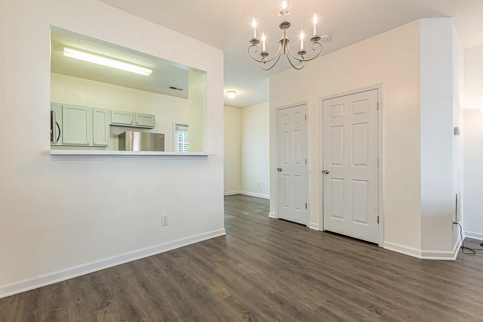 Building Photo - Room in Condo on Ginnis Rd