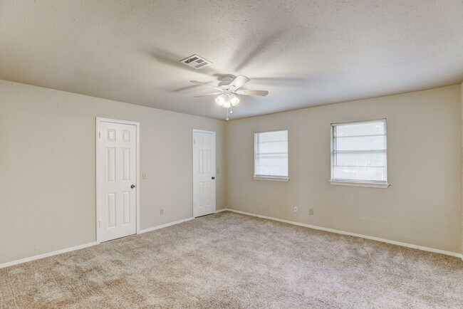 Building Photo - 4 Bedroom,2.5 Bath and 2 Car Garage Duplex with Fireplace and Prime Location Near Lake Hefner