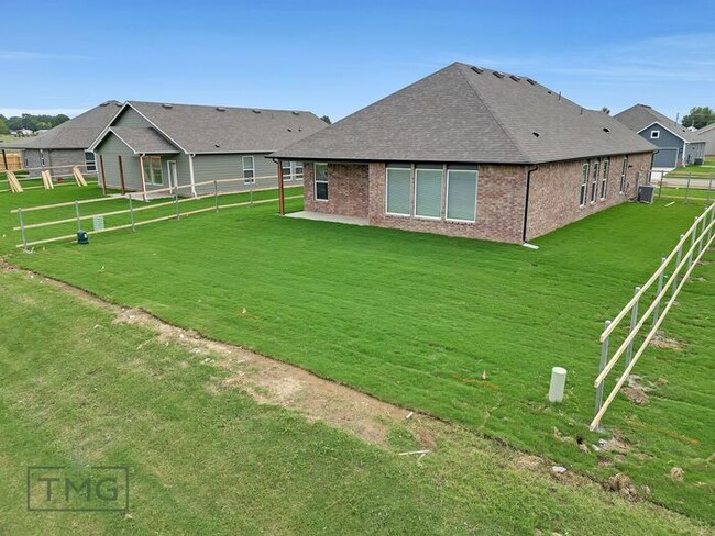 Building Photo - New Listing! Enclave at Parker Village!