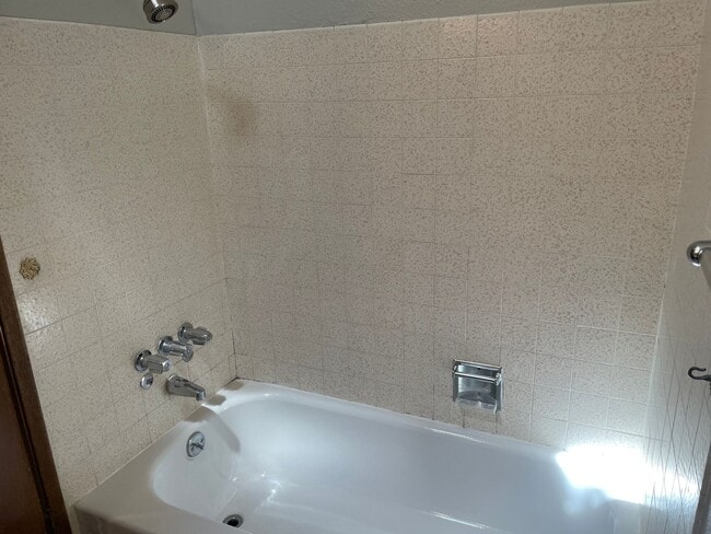 Building Photo - Spacious 2 Bedroom in Idyllic Location