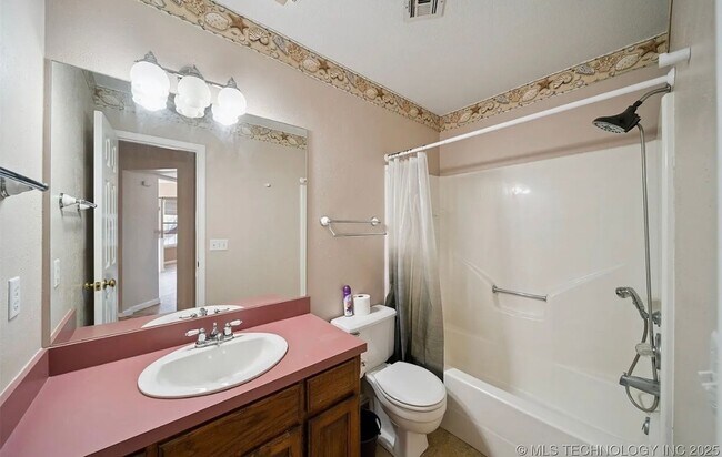 Building Photo - Located in a cul-de-sac, this 3 bedroom, 2 bath, 2 car garage home boasts over 2000 sq ft and a g...