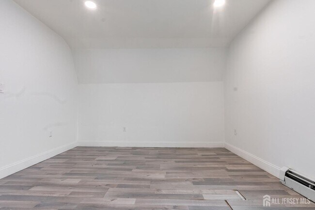 Building Photo - 410 Chadwick Ave