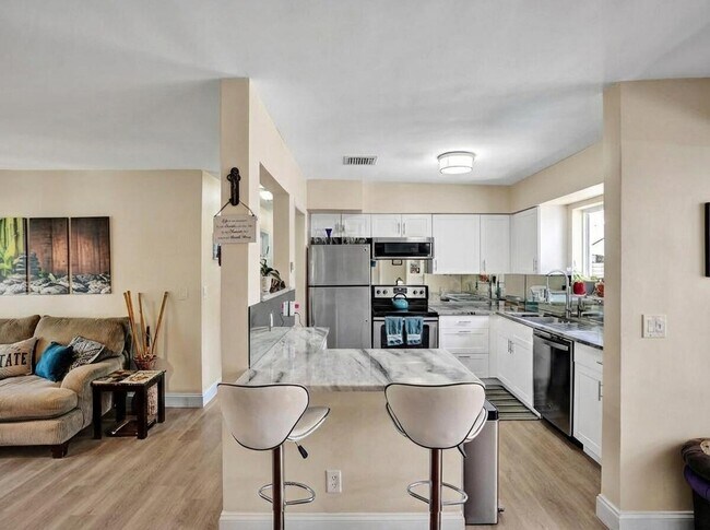 Building Photo - 2099 NE 4th Ct