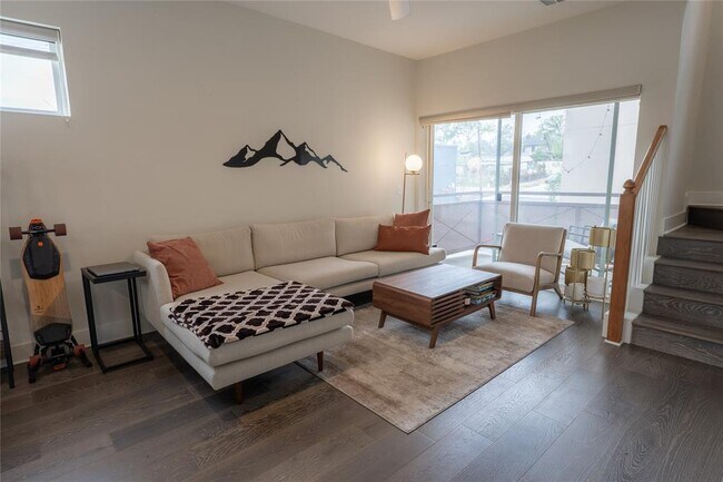 Building Photo - 2827 Manor Rd