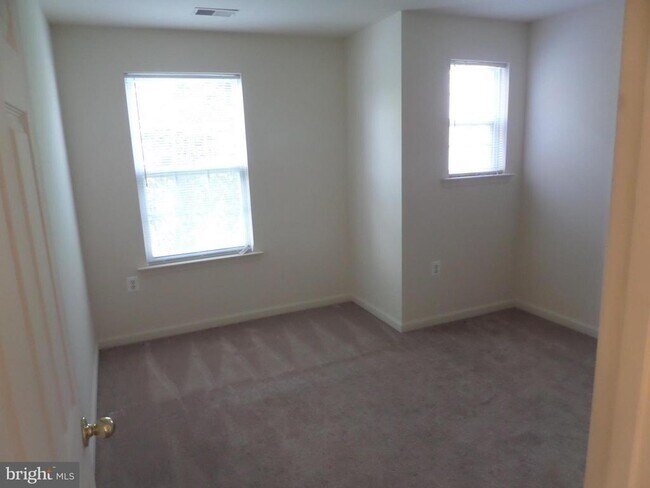 Building Photo - 675 McLeary Square SE