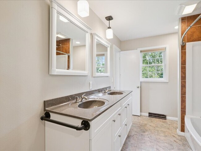 Building Photo - 1429 Columbus Dr