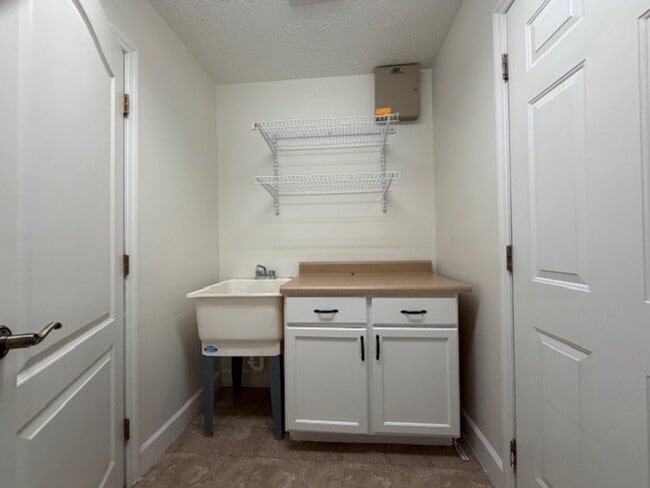 Building Photo - 3 Bed 1 Bathroom Single Family Home Available in Miamisburg*