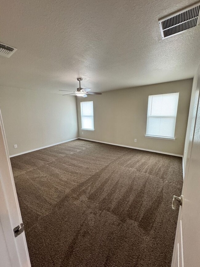 Building Photo - Ready for Move In! Spacious 4 bedroom 3 ba...