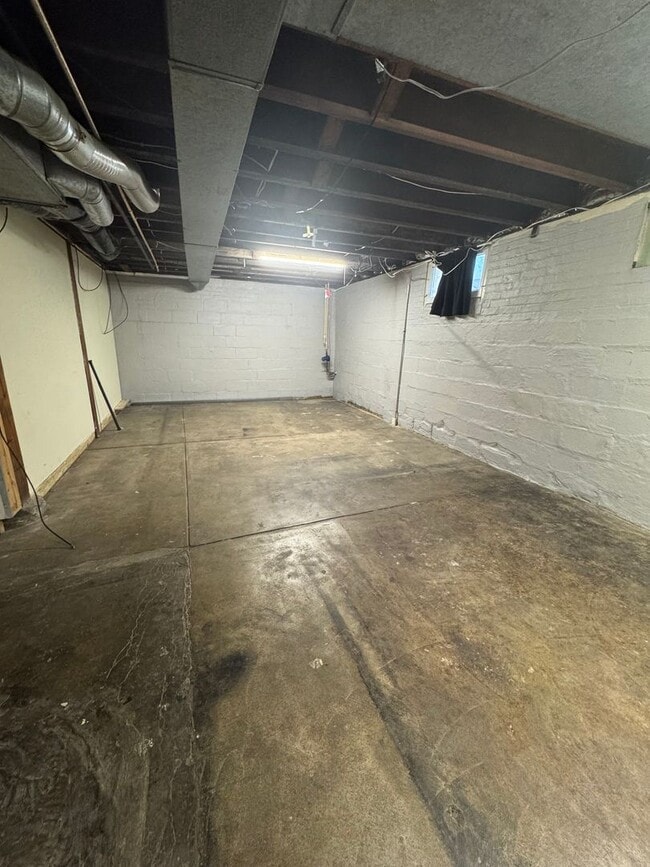 Building Photo - 4 Bedroom Right on Purdue Campus - AVAILAB...