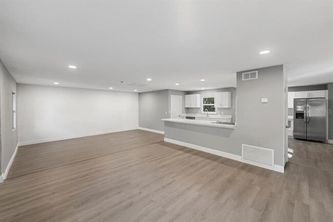 Building Photo - 1087 Swan St