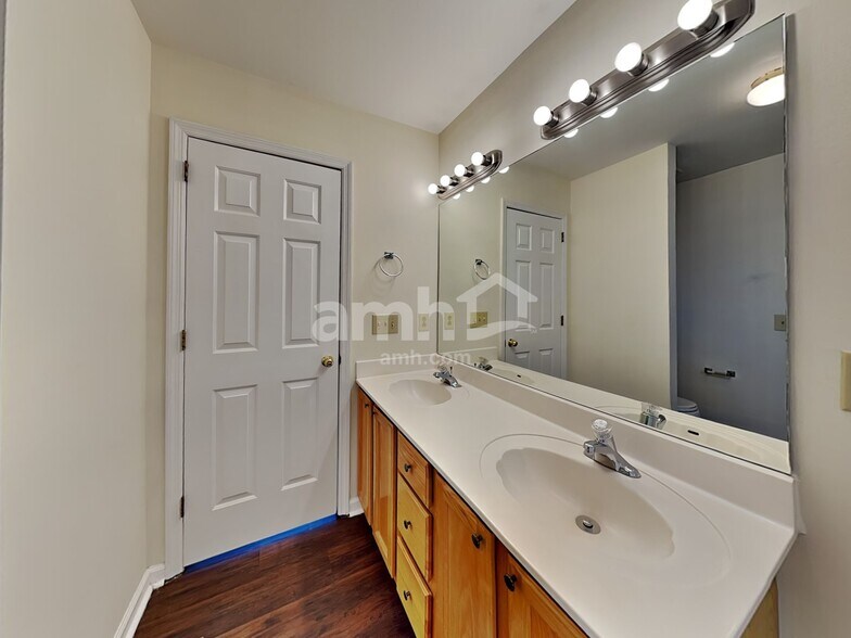 Building Photo - 6337 Willow Oak Dr