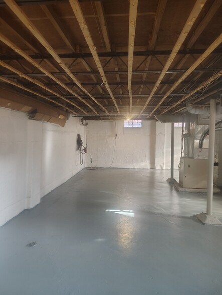 Building Photo - 1936 Shaftesbury Rd