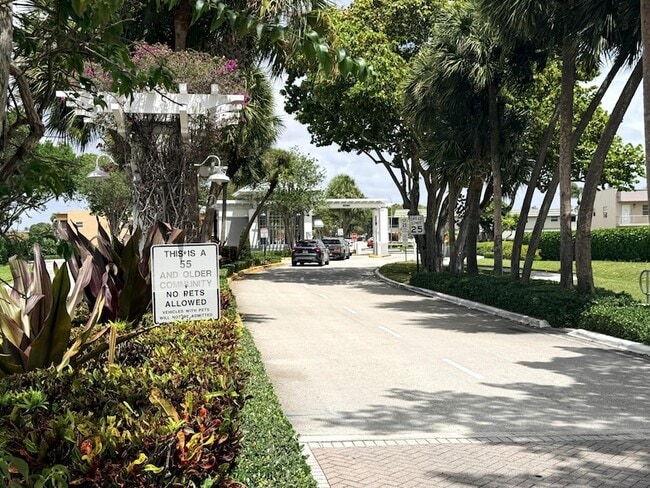 Building Photo - 586 Normandy Ln