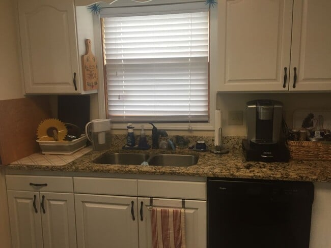 Building Photo - Updated 3bed 2 bath with fenced in yard!