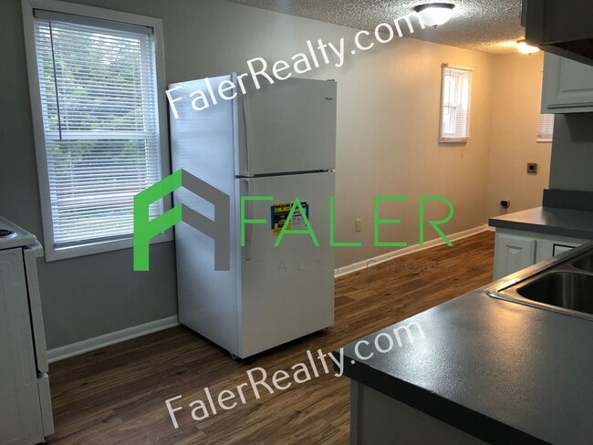 Building Photo - Huge Yard and Charming Home!