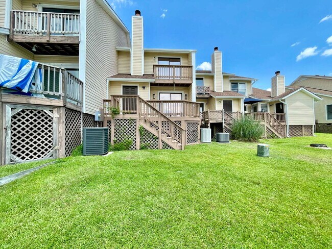 Building Photo - 3-Bed, 3-Bath Townhouse In Lands End