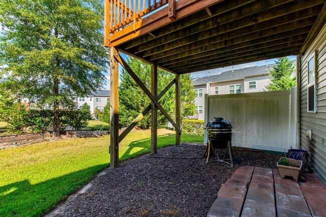 Building Photo - Beautifully Maintained 4BR/3.5BA End-Unit Townhome in Twin Lakes