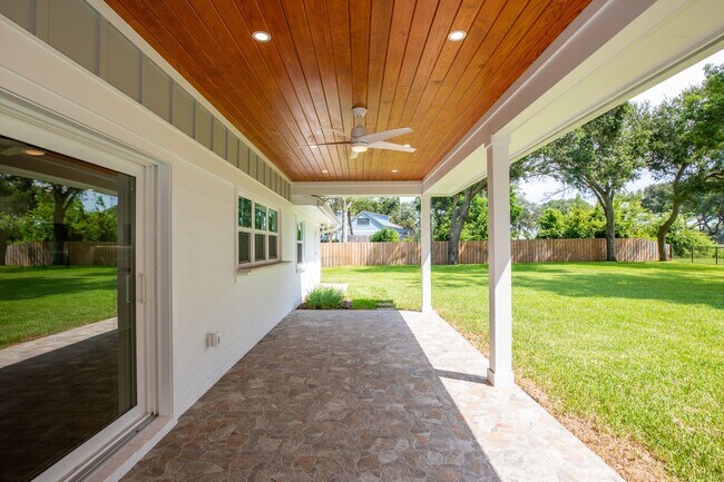 Building Photo - 51 Fairway Ln