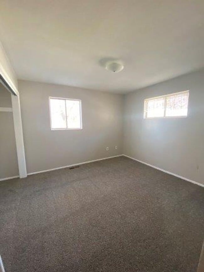 Building Photo - 4 Weeks Free Living! Cozy 3 Bed Home with ...