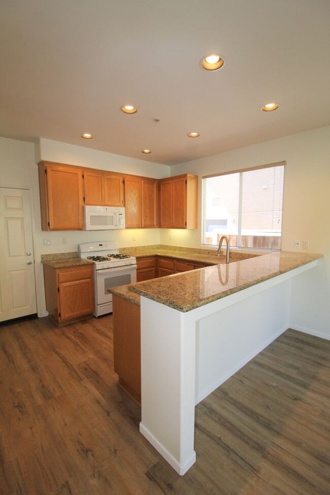 Building Photo - Large Ventura Home with Community Pool