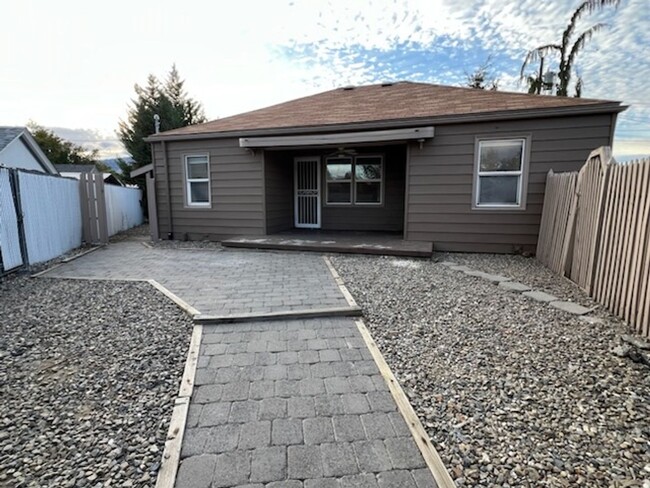 Building Photo - Spacious 3 bed/2 bath house with fenced ba...