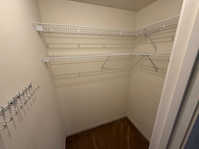 Building Photo - 4 Bedroom Brick Home in Alice Drive Area!