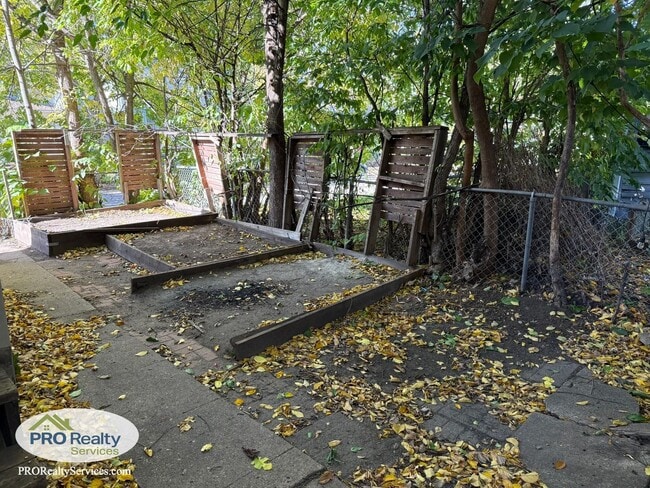 Building Photo - Updated 3 Bedroom House **Free November Rent with a November 2025 Move In**