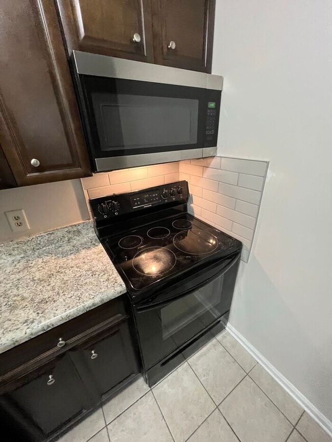 Building Photo - Beautiful 2-Bedroom Townhome in the Highly...