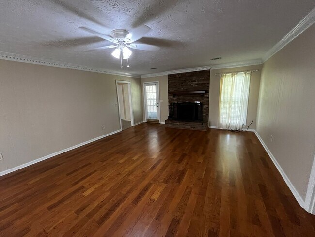 Building Photo - Beautiful New to Market!