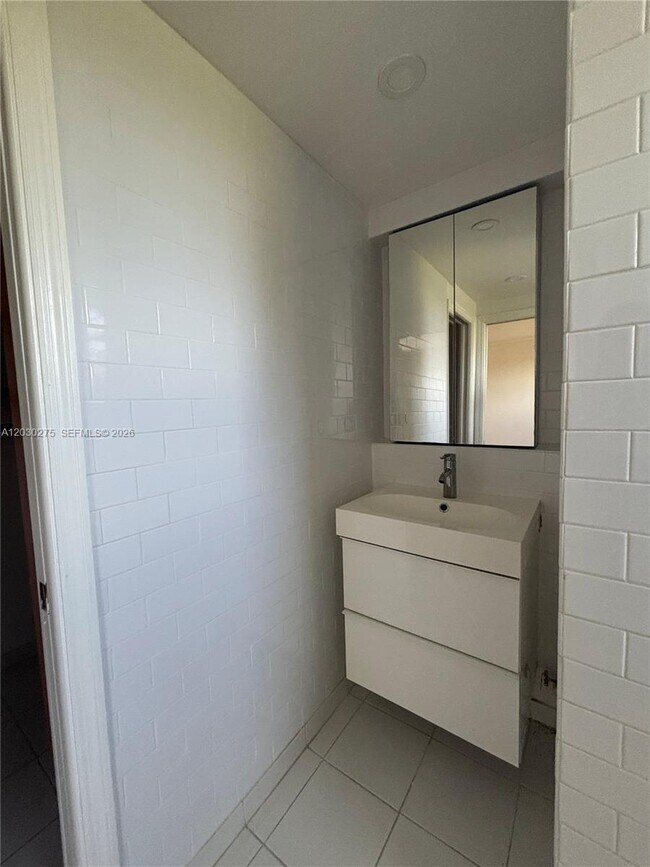 Building Photo - 555 Crandon Blvd