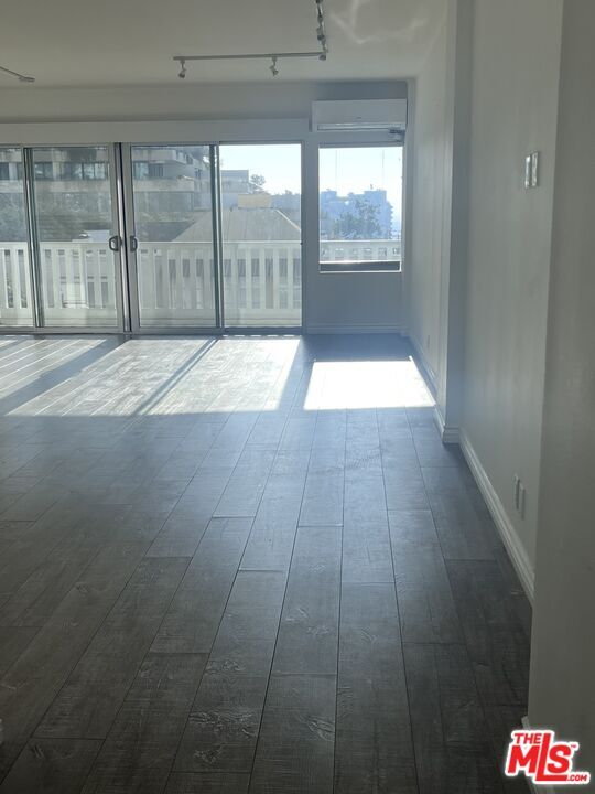 Building Photo - 999 N Doheny Dr