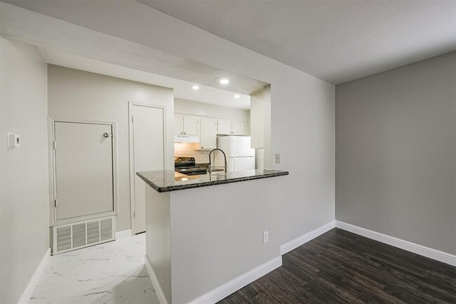 Building Photo - 847 Wax Myrtle Ln