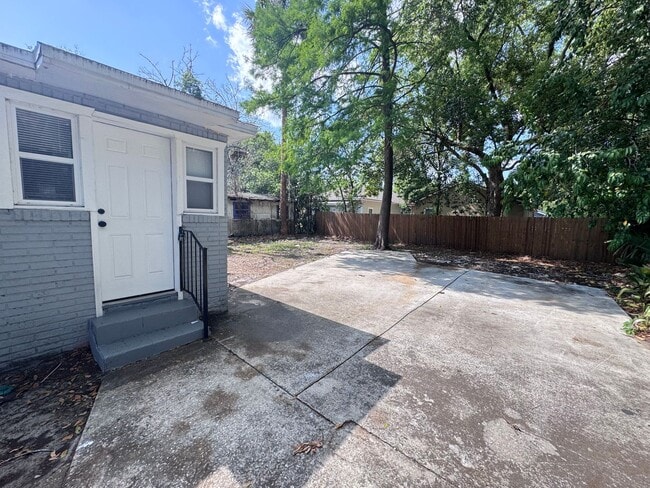 Building Photo - **Move in Ready** 3/2 Single Family home