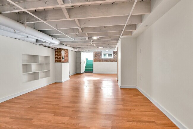 Building Photo - $2,600.00, 1 bed + non-conforming room, 1 ...