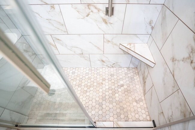 Building Photo - Beautifully Fully Furnished 2 Bed, 2 Bath ...