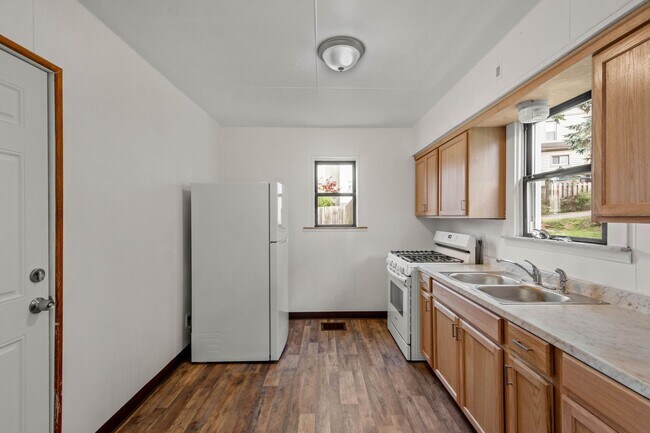 Building Photo - Beautiful 2 bedroom home in Pitcairn available August 15!