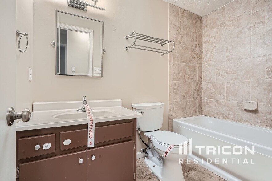 Building Photo - 155 Rock Garden Terrace N W