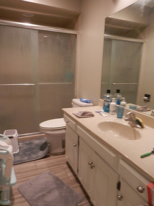 Building Photo - Spectacular 5 Bed 3 Bath With Amazing View...