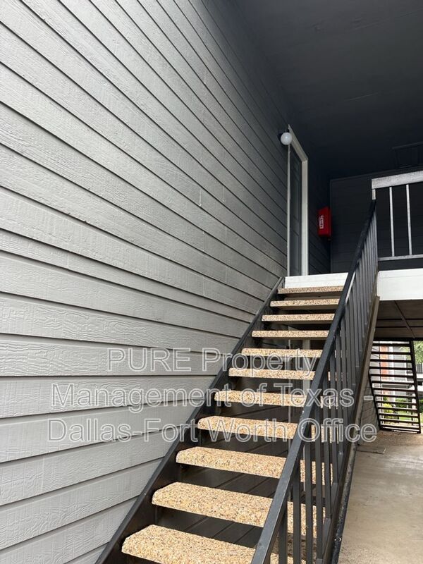 Building Photo - 18333 Roehampton Dr