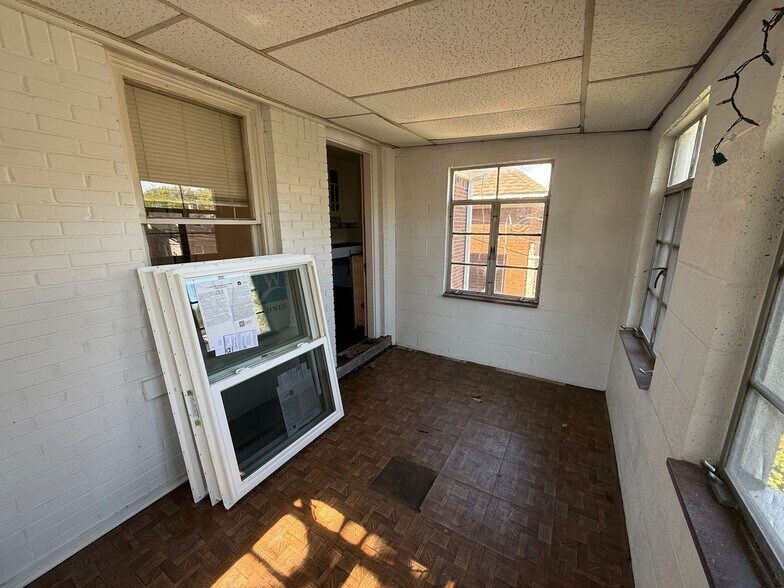 Building Photo - 884 Beaconsfield Ave