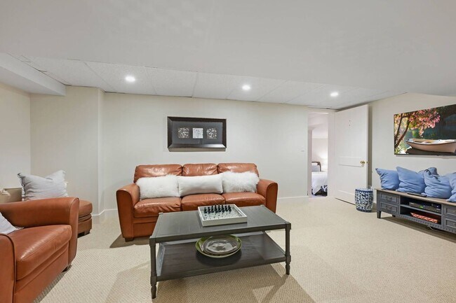 Building Photo - 121 Post Ln