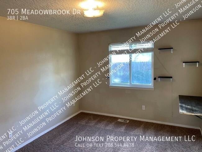 Building Photo - 705 Meadowbrook Dr