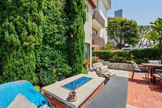 Building Photo - Privateer Duplex