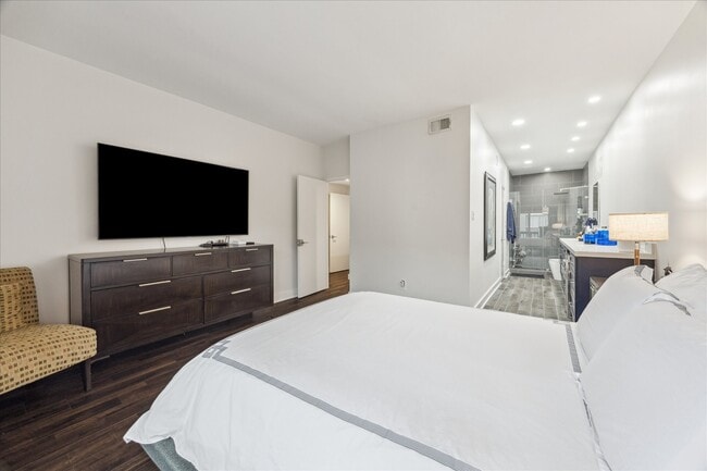 Building Photo - 2100 Tanglewilde St