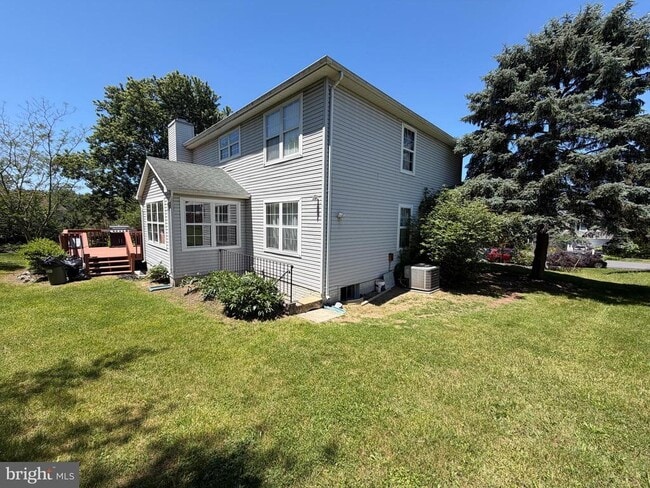 Building Photo - 407 Tamarack Cir