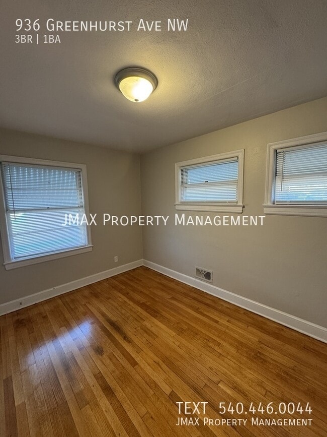 Building Photo - 936 Greenhurst Ave NW