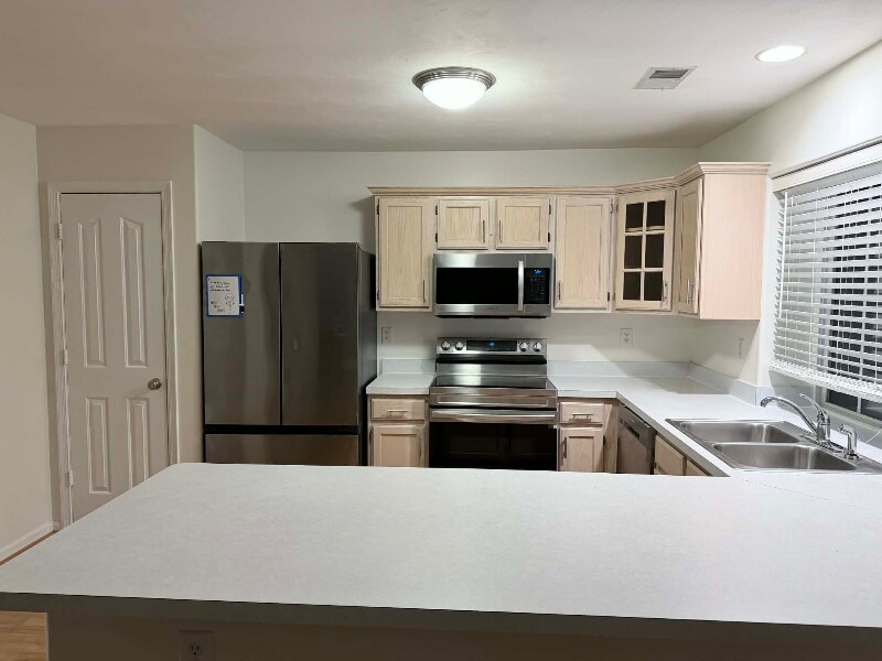 Building Photo - 5425 Port Royal Dr